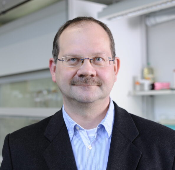 Portrait Prof. Dr. Jürgen Schatz im Labor (Foto: Gerd Grimm / FAU)